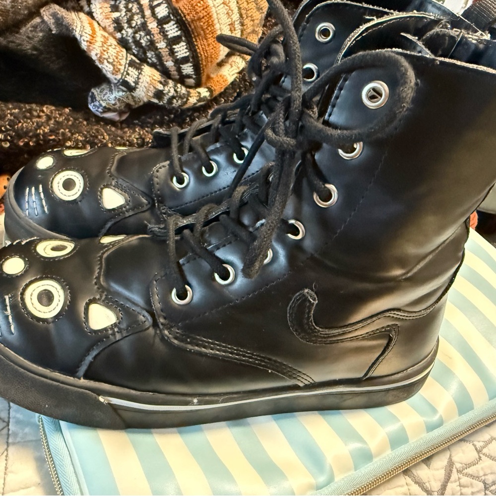 Black Cat Face High-Top Sneakers zippers work great too!